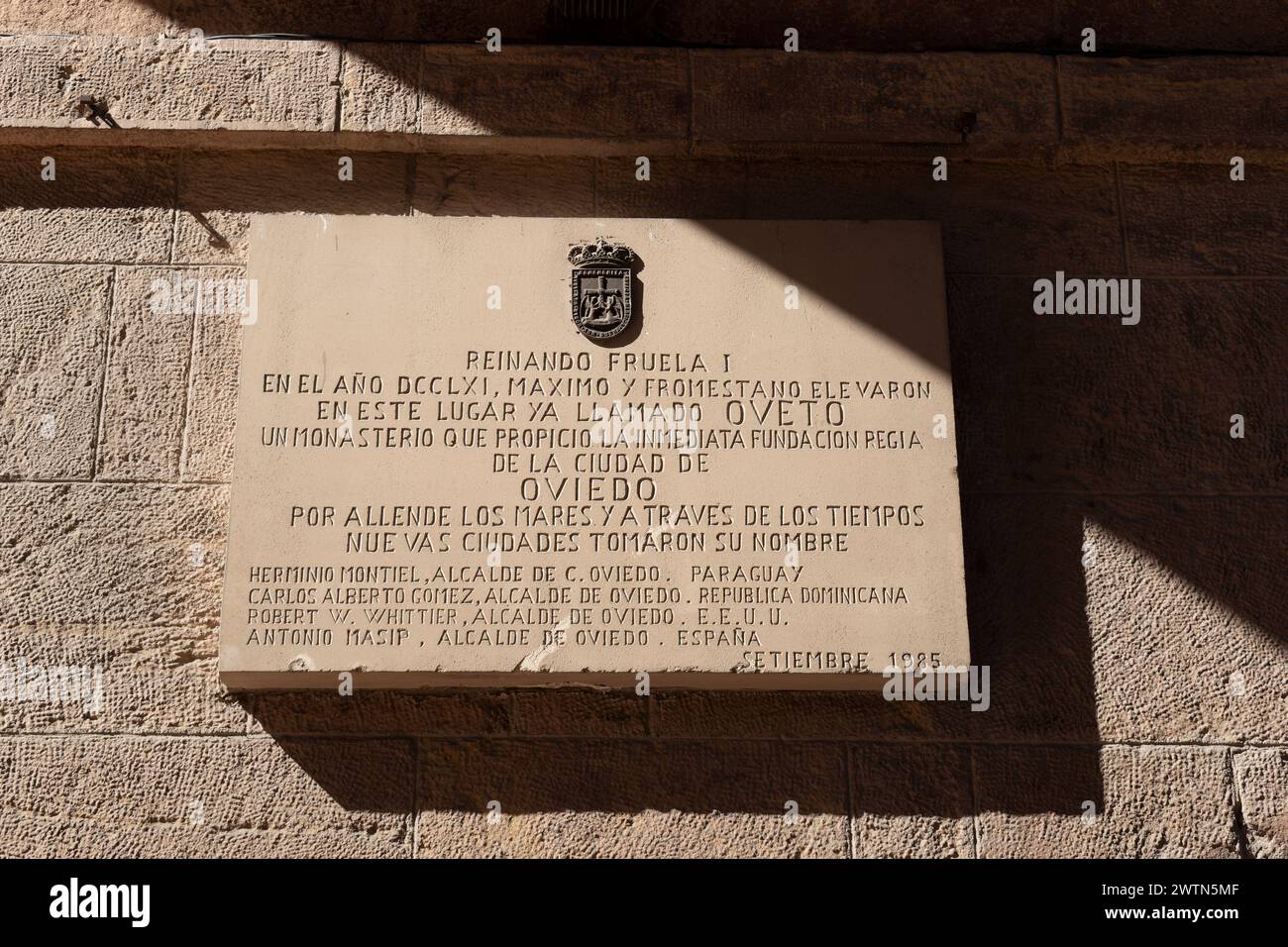 Gedenktafel Treffen der Bürgermeister der Städte Oviedo in der Welt. Arco de San Vicente - von der San Vicente Stree aus gesehen Stockfoto
