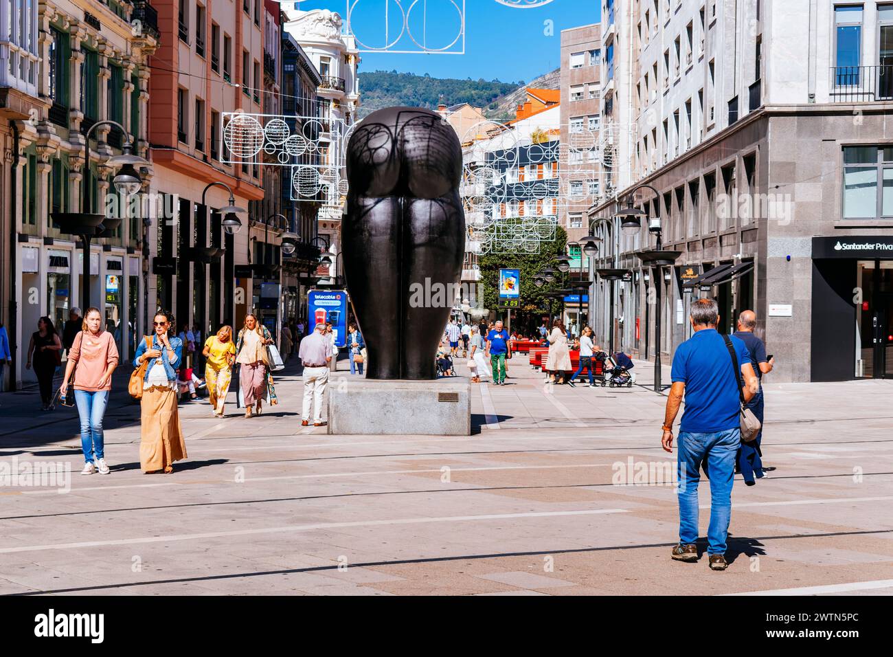 Die städtische Skulptur Culis monumentalibus von Eduardo Úrculo Fernández. Oviedo, Principado de Asturias, Spanien, Europa Stockfoto