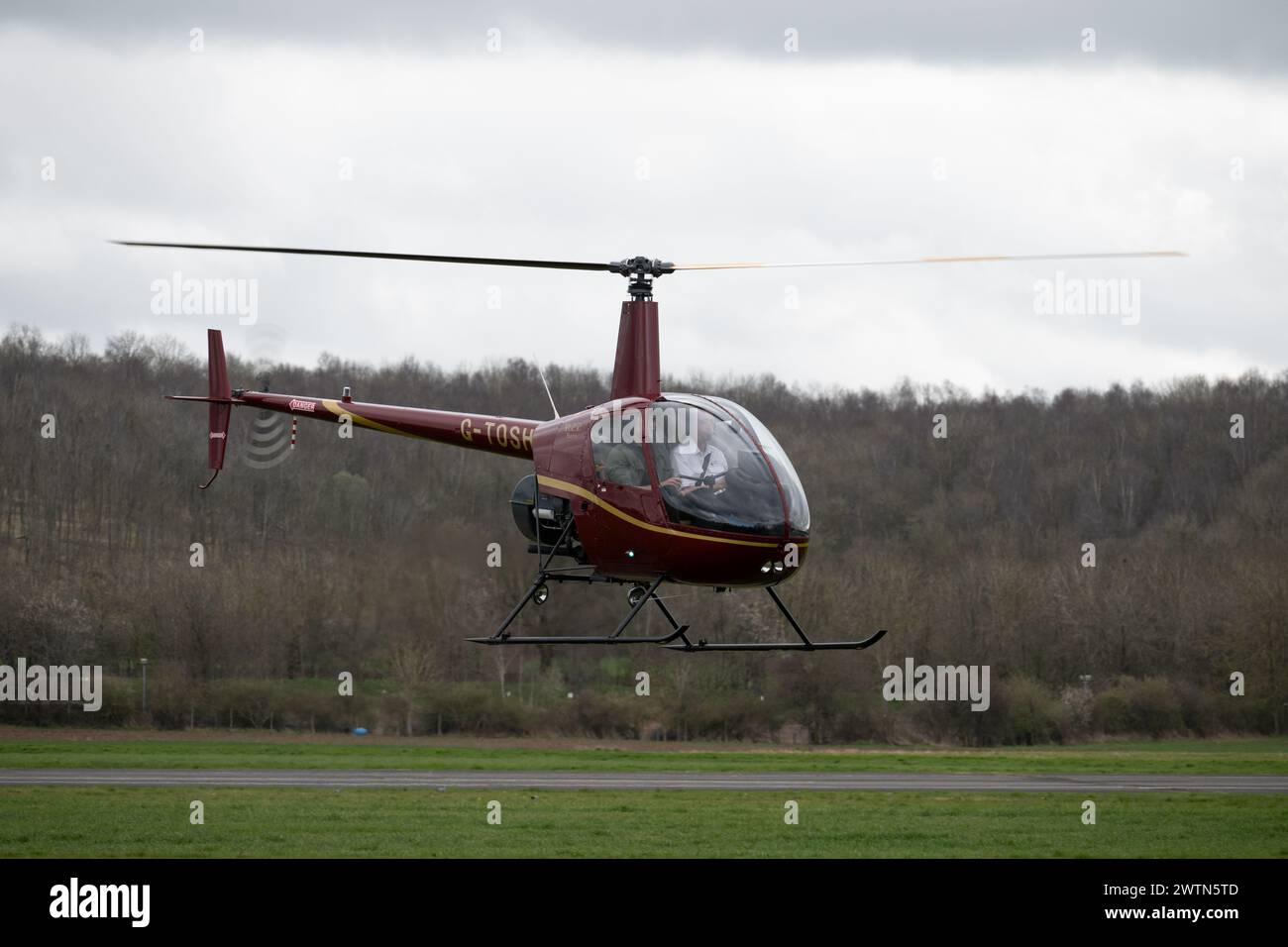 Robinson R22 Beta Hubschrauber auf Wellesbourne Airfield, Warwickshire, Großbritannien (G-TOSH) Stockfoto