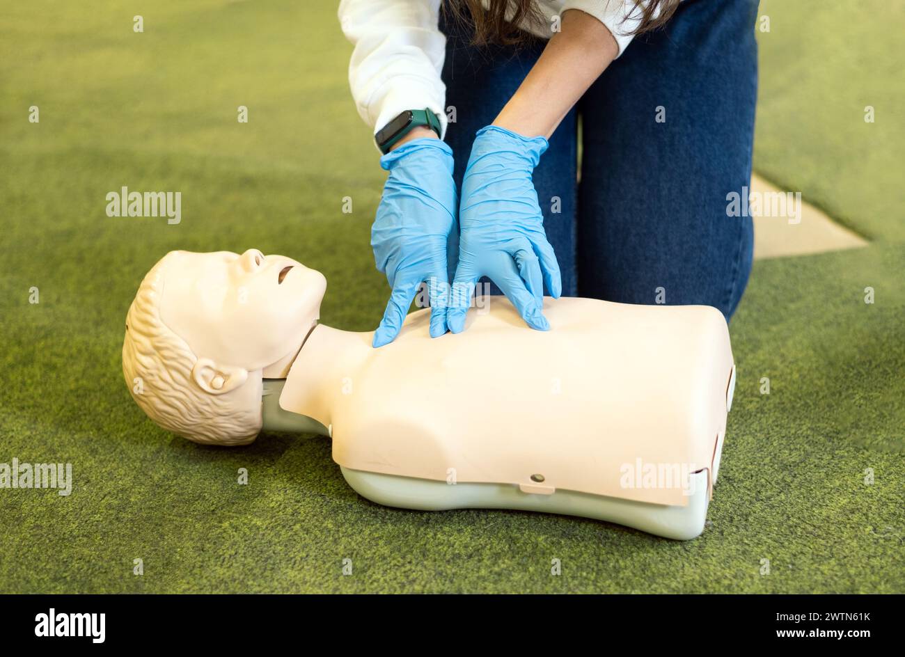 HLW-Schulung im Unterricht. Reanimationsverfahren an HLW-Puppe. Stockfoto