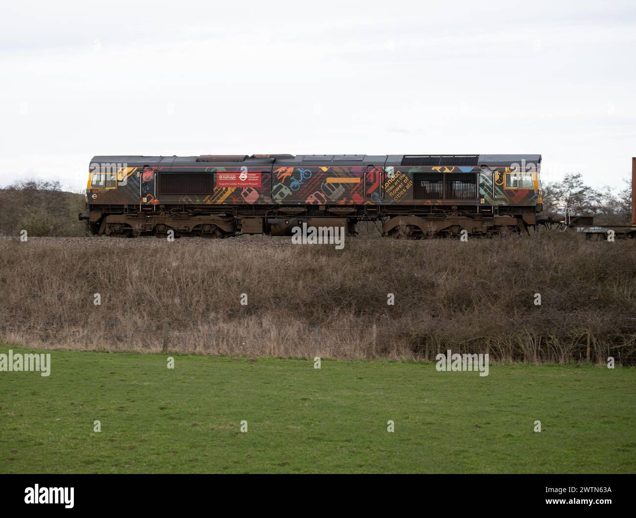 Diesellokomotive der Baureihe 66 der GBRf Nr. 66718 „Peter, Lord Hendy of Richmond Hill of Imber in the County of Wiltshire“ zieht einen freightliner-Zug. Stockfoto