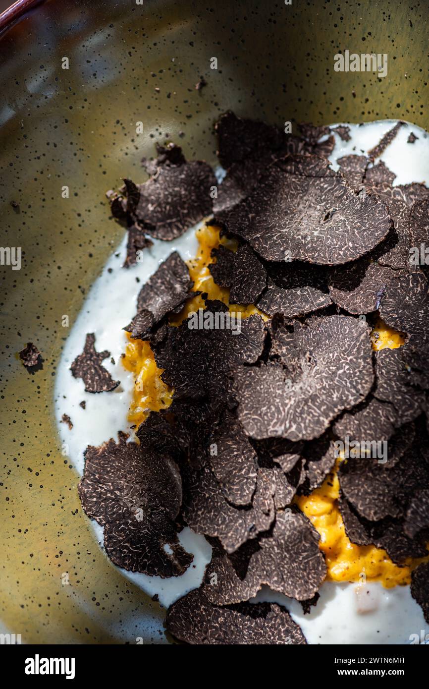 Eine Schüssel Risotto mit rasierten schwarzen Trüffeln Stockfoto