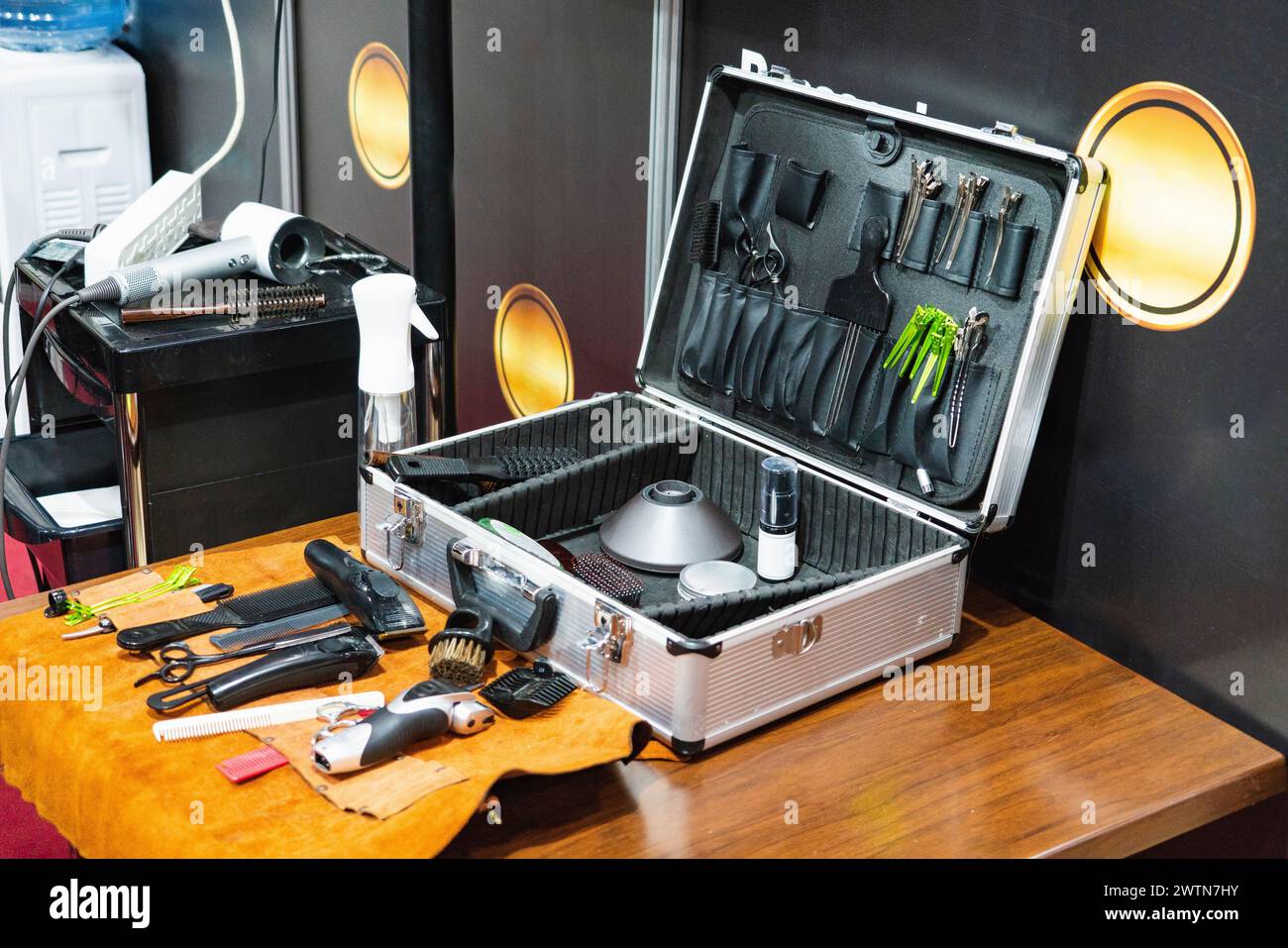 Friseurarbeitsplatz mit Werkzeugen und Zubehör Stockfoto