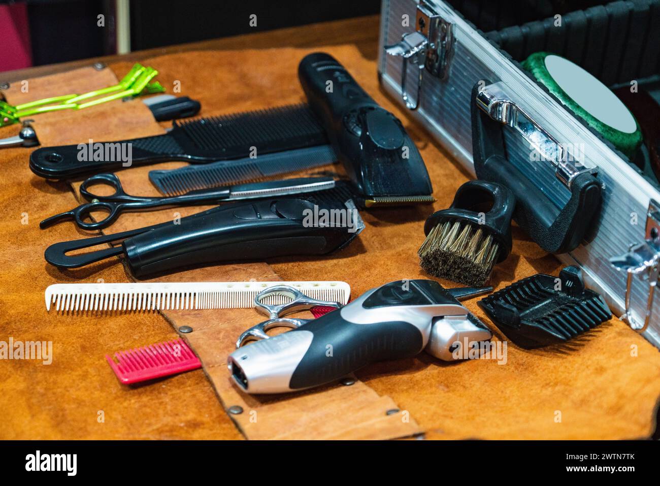 Friseurarbeitsplatz mit Werkzeugen und Zubehör Stockfoto