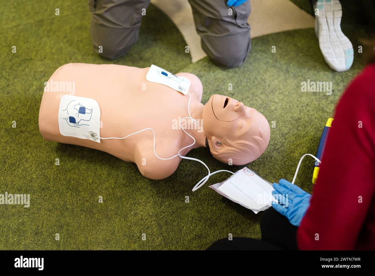Notfallverlauf der kardiopulmonalen Reanimation mit einem automatisierten externen Defibrillator, AED Stockfoto