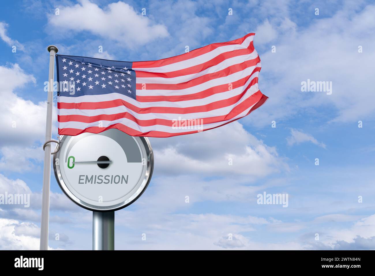 Amerikanische Flagge flattert auf dem Hintergrond von Gauge mit Inschrift EMISSION. Pfeil zeigt auf Null. Symbol für nachhaltige Entwicklung USA Stockfoto