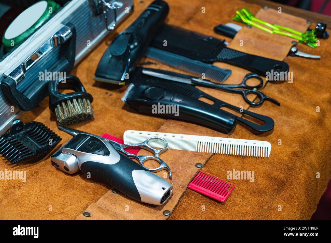 Friseurarbeitsplatz mit Werkzeugen und Zubehör Stockfoto