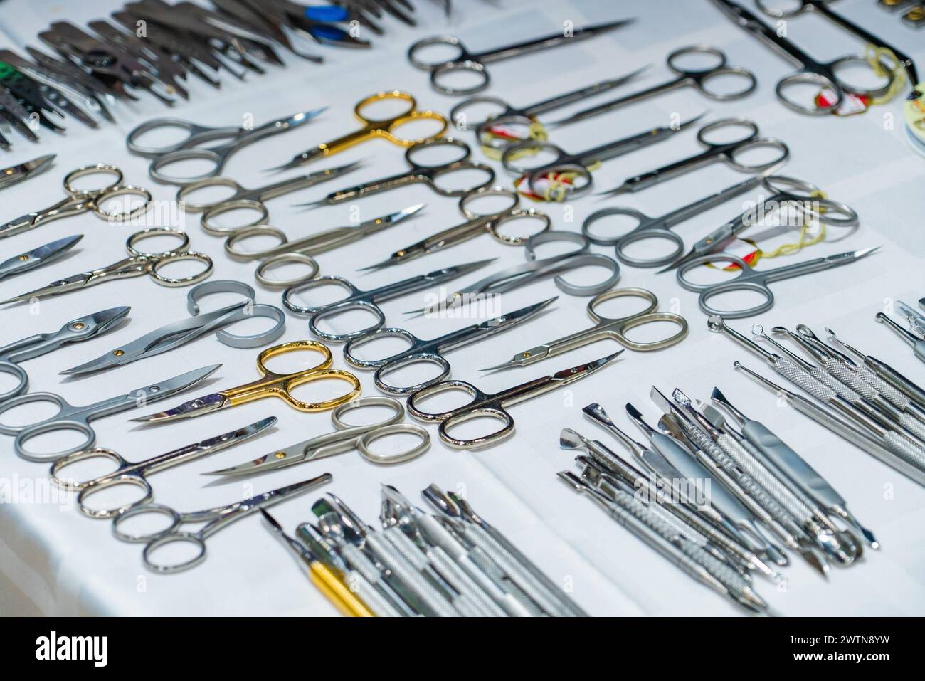 Set aus vielen verschiedenen Scheren für die Maniküre. Metallschere auf weißem Hintergrund. Nahaufnahme... Stockfoto