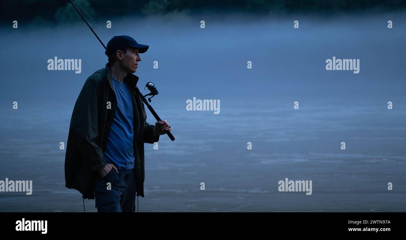 Mann fischt am Abend auf dem Bergfluss. Stockfoto