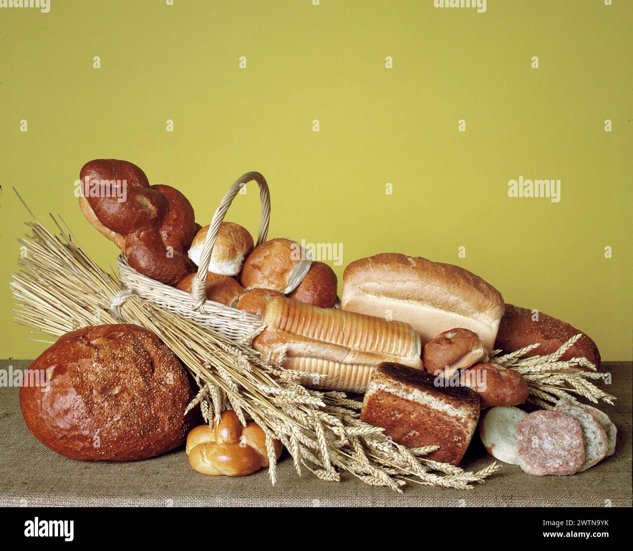 Stillleben. Essen. Brotlaibe mit getrockneten Weizenstielen. Stockfoto