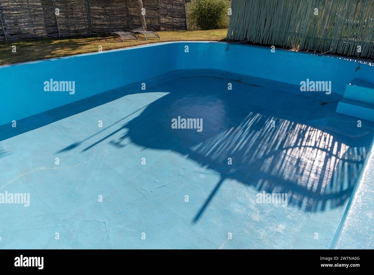 Teil eines leeren Resortpools mit Glasfaser. Konzept zur Rissfixierung in alten Becken mit Glasfaserauskleidung. Stockfoto