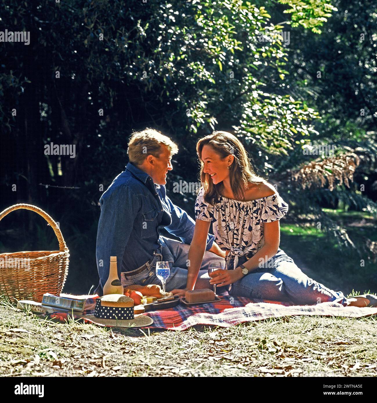 Ein junges Paar Picknick im Park. Stockfoto