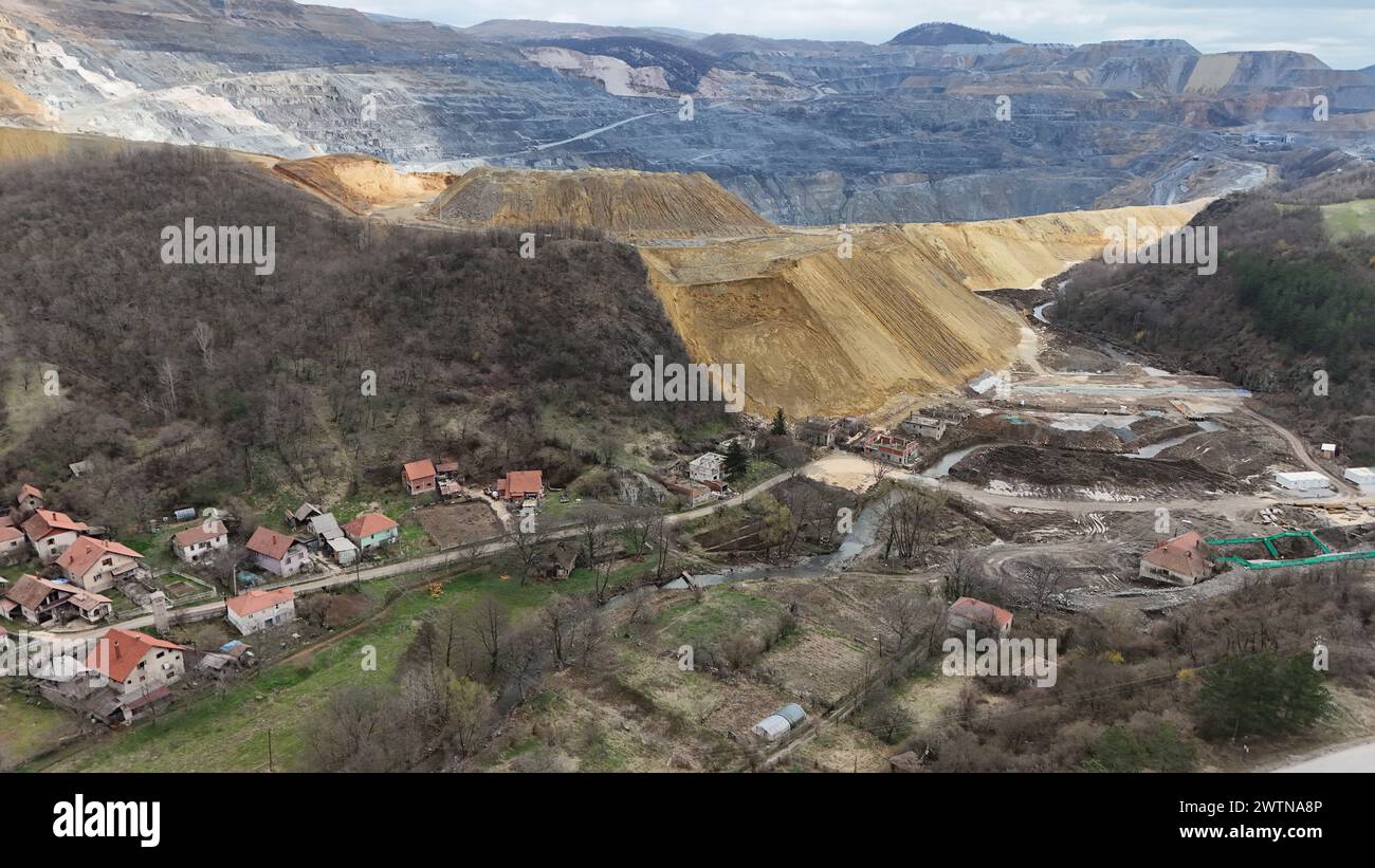 Die Bergbaustadt Bor in Serbien, wo das chinesische Unternehmen Zijin Copper etwa zwei Drittel der Bergbauanlage von Bor vom serbischen Staat kaufte Stockfoto