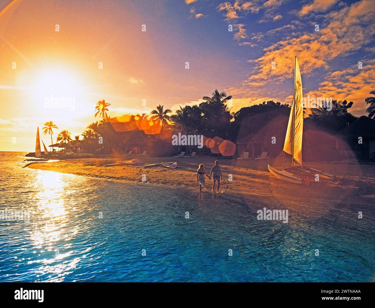 Fidschi. Tropischer Strand Sonnenuntergang mit Paar im Urlaub. Stockfoto