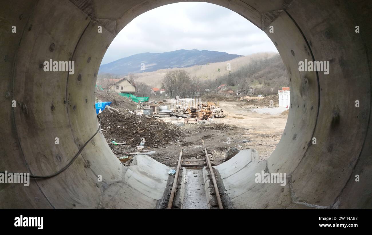 Die Bergbaustadt Bor in Serbien, wo das chinesische Unternehmen Zijin Copper etwa zwei Drittel der Bergbauanlage von Bor vom serbischen Staat kaufte Stockfoto