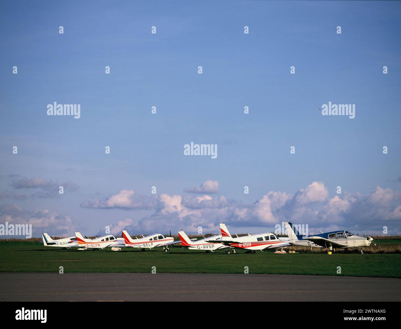 Kanalinseln. Alderney. Reihe von leichten Flugzeugen auf dem Flughafengras. Stockfoto