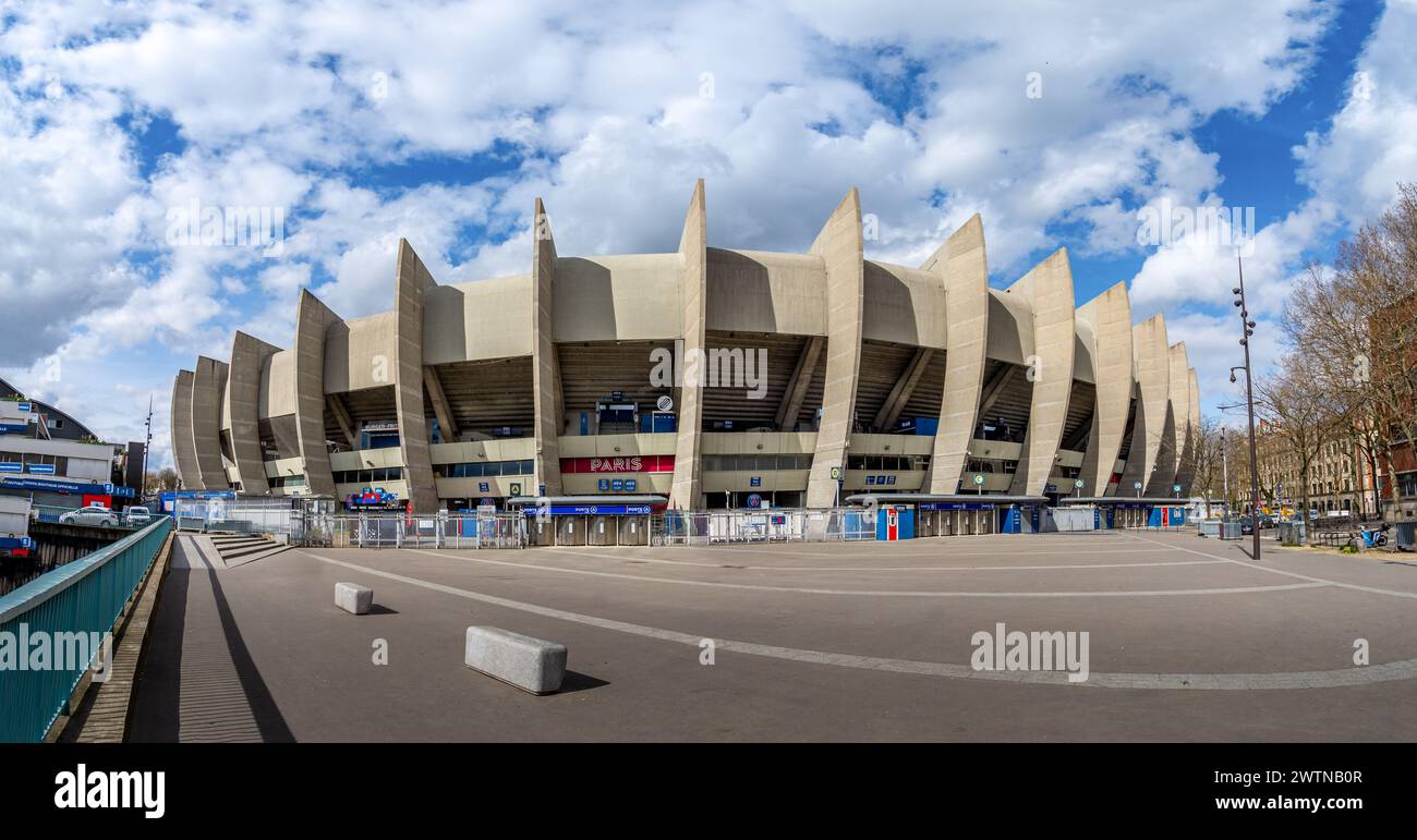 Panoramablick von außen auf den Parc des Princes, das französische Stadion, in dem sich der Fußballklub Paris Saint-Germain (PSG) befindet und Austragungsort der Olympischen Spiele ist Stockfoto