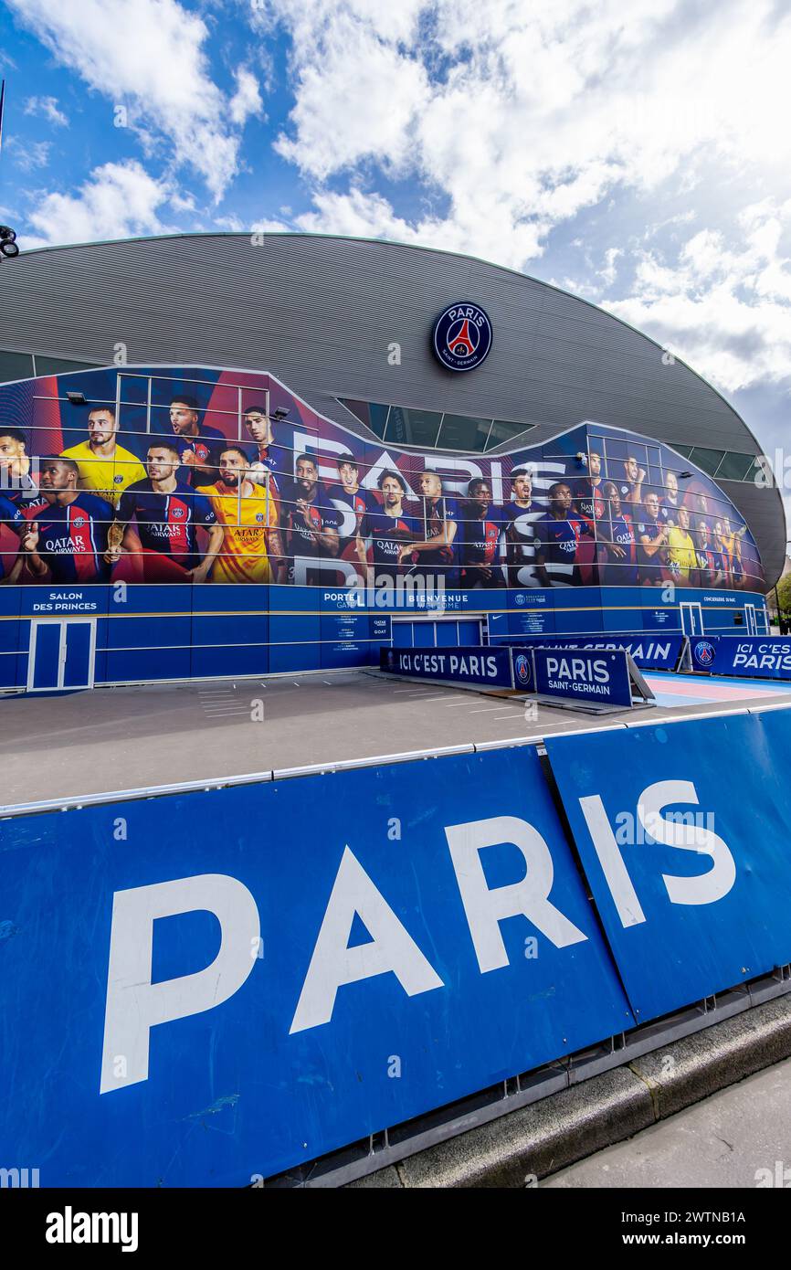 Haupteingang zum Parc des Princes, französisches Stadion, in dem der Pariser Fußballverein Saint-Germain (PSG) und Olympiastadion untergebracht sind Stockfoto