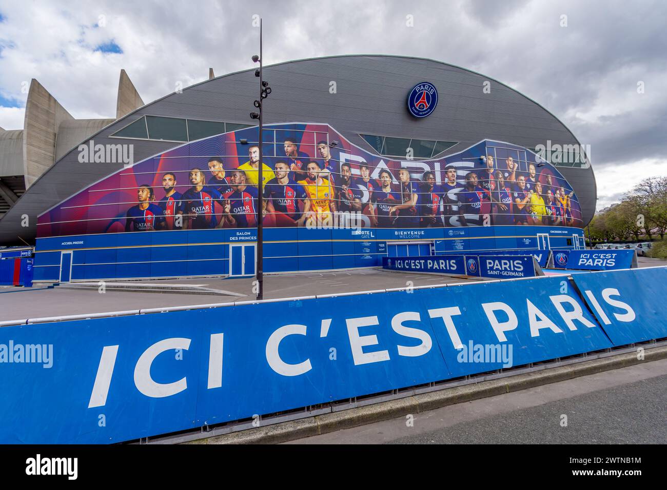Haupteingang zum Parc des Princes, französisches Stadion, in dem der Pariser Fußballverein Saint-Germain (PSG) und Olympiastadion untergebracht sind Stockfoto