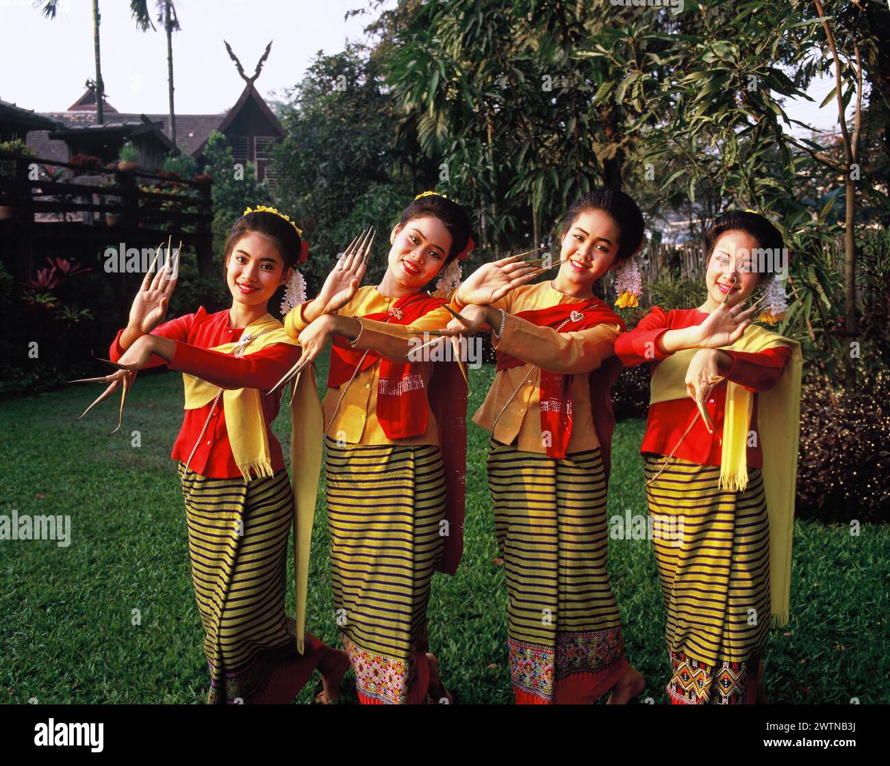 Thailand. Bangkok. Traditionelle Fingernageltänzerinnen im Garten. Stockfoto