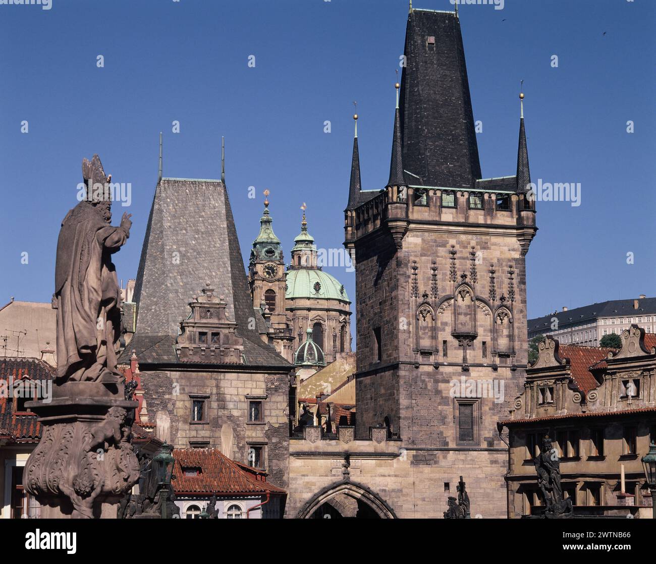 Tschechische Republik. Prag Stadt. Blick auf Altstadtgebäude mit Karlsbrücke. Stockfoto