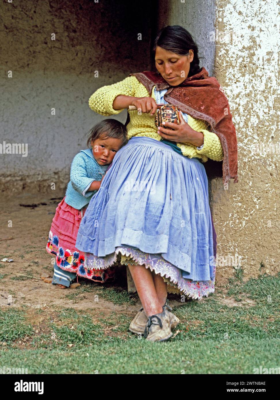 Peru. Lima. Einheimische Frau und Kind. Kürbisschnitzerei. Stockfoto