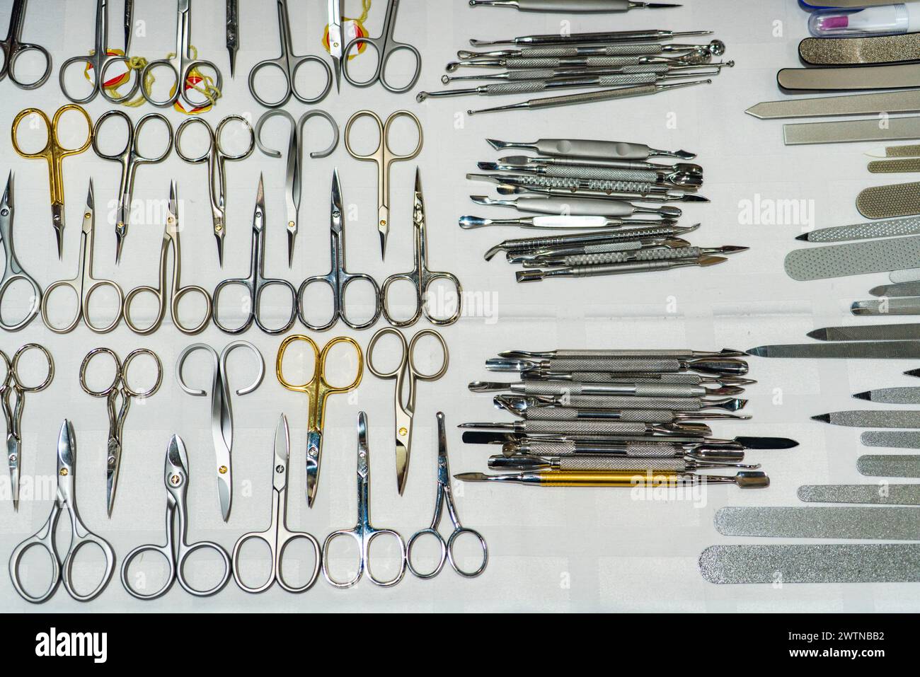 Set aus vielen verschiedenen Scheren für die Maniküre. Metallschere auf weißem Hintergrund. Nahaufnahme... Stockfoto