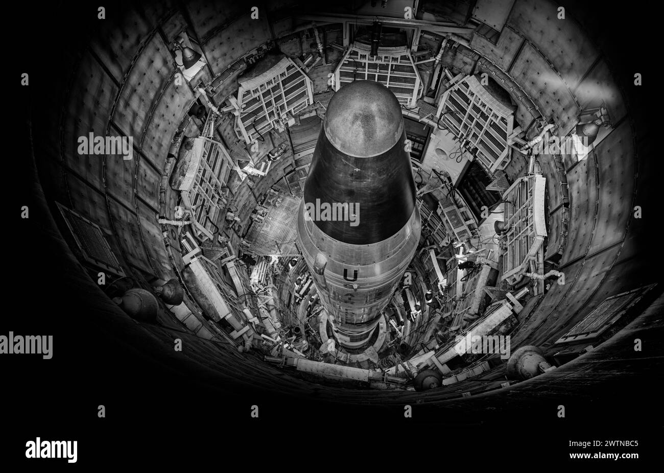 Eine Graustufenaufnahme der amerikanischen Titan Intercontinental-Rakete im Silo Stockfoto