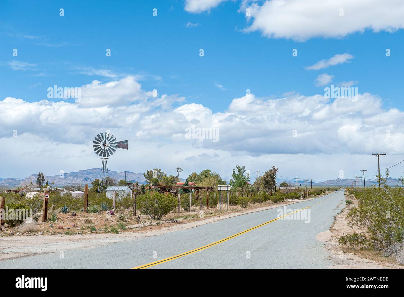 Traditionelle Windmühle in Goffs an der Route 66 in der Mojave-Wüste, Kalifornien Stockfoto