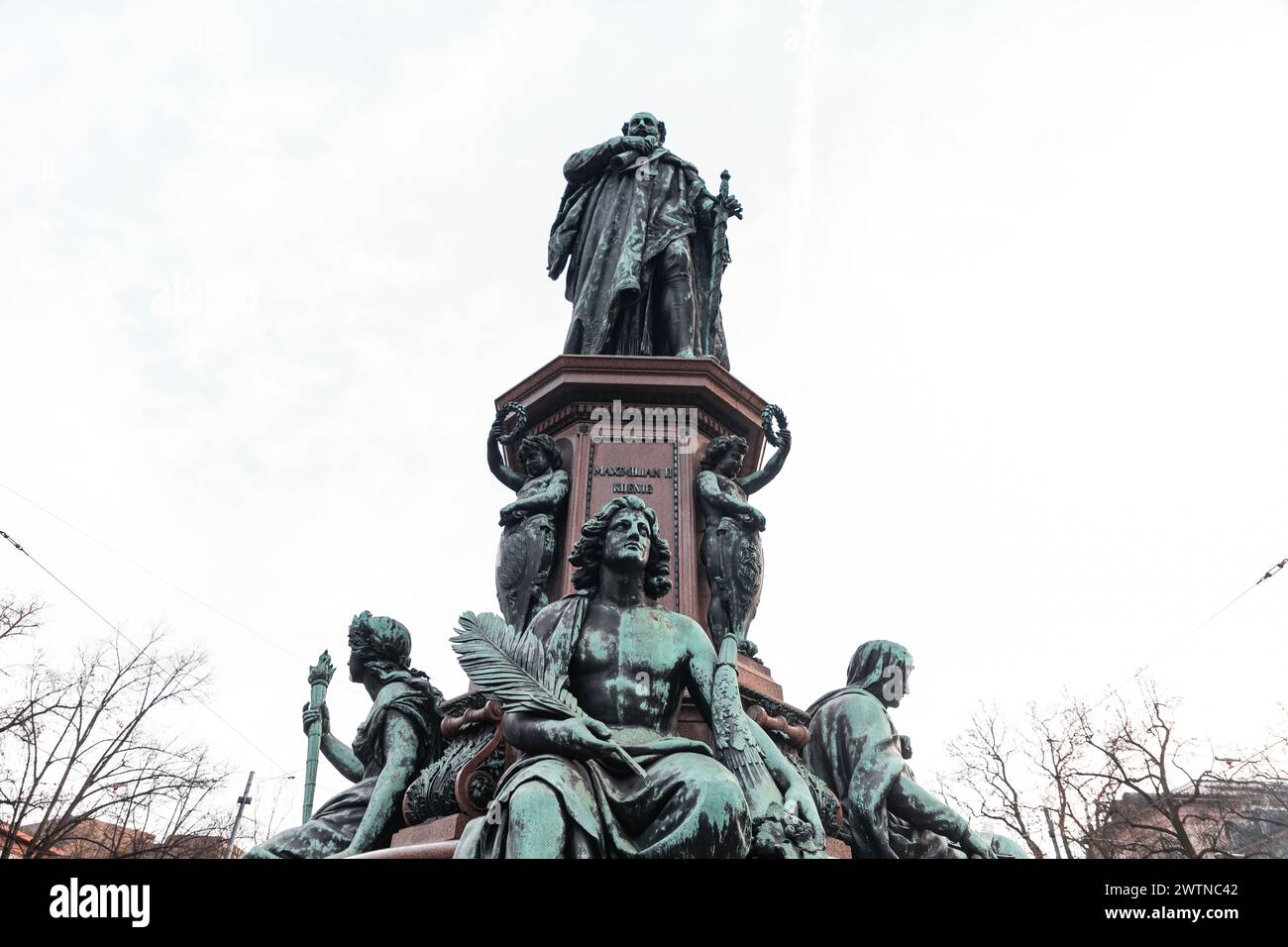 Münchens beliebtestes gehobenes Einkaufsziel ist die imposante Statue von König Maxmillian II., die den Platz dominiert. Stockfoto