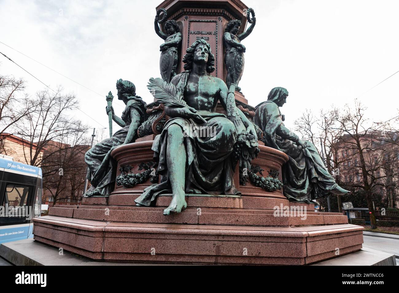 München, Deutschland - 25. Dezember 2021: An Münchens beliebtestem gehobenem Shopping-Ziel dominiert die imposante Statue von König Maxmillian II Stockfoto