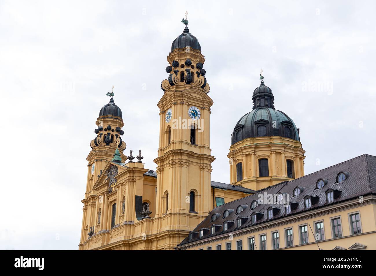 Die Theaterkirche St. Cajetan und Adelaide ist eine katholische Kirche in München. Gebaut von 1663 bis 1690. Stockfoto