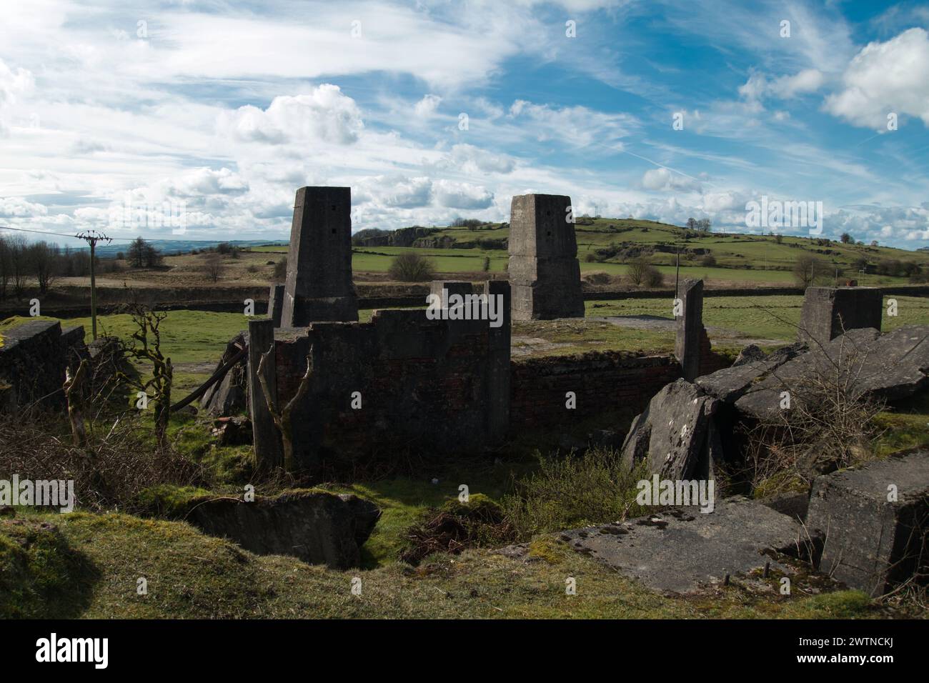 Surreale Betonkonstruktionen der alten Bleibrechanlage Golconda. Harborough Rocks Derbyshire Peak District Stockfoto