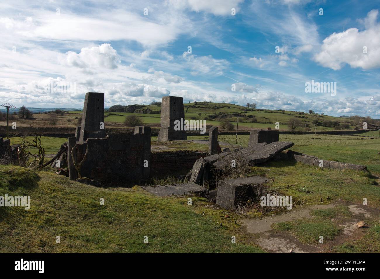 Surreale Betonkonstruktionen der alten Bleibrechanlage Golconda. Harborough Rocks Derbyshire Peak District Stockfoto