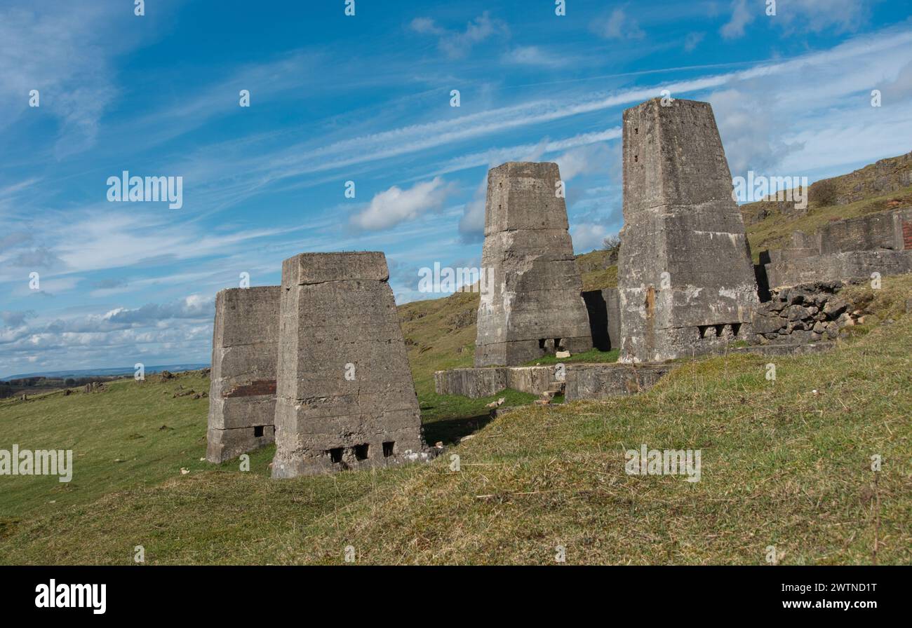 Surreale Betonkonstruktionen der alten Bleibrechanlage Golconda. Harborough Rocks Derbyshire Peak District Stockfoto