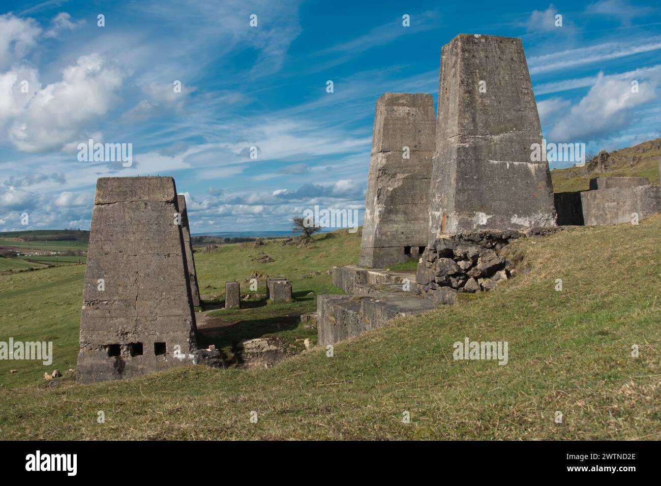 Surreale Betonkonstruktionen der alten Bleibrechanlage Golconda. Harborough Rocks Derbyshire Peak District Stockfoto