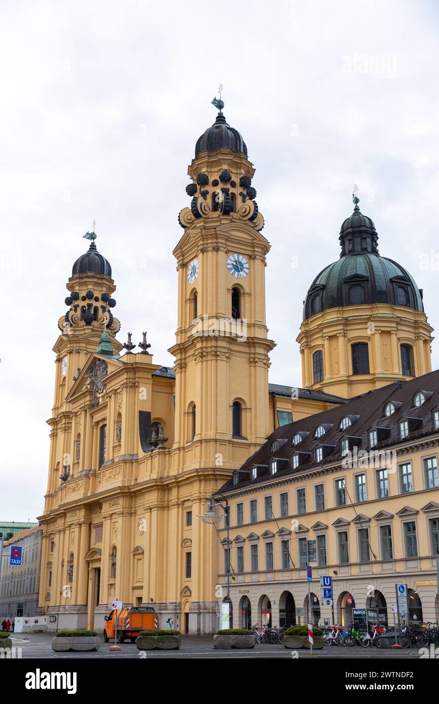 München - 25. Dezember 2021: Die Theaterkirche St. Cajetan und Adelaide ist eine katholische Kirche in München. Gebaut von 1663 bis 1 Stockfoto