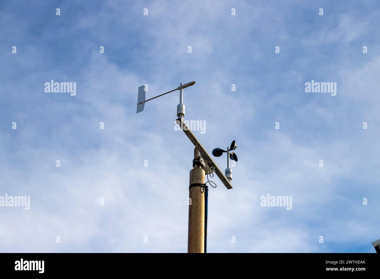 Ein Anemometer, das Geschwindigkeit und Windrichtung anzeigt Stockfoto