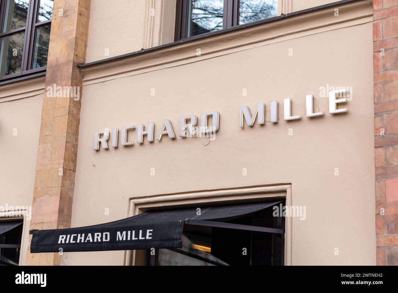 München, Deutschland - 25. Dezember 2021: Richard Mille Schild und Logo am Eingang der Luxusgeschäfte in der Maximilanstraße, Maximilianstraße in München, GE Stockfoto