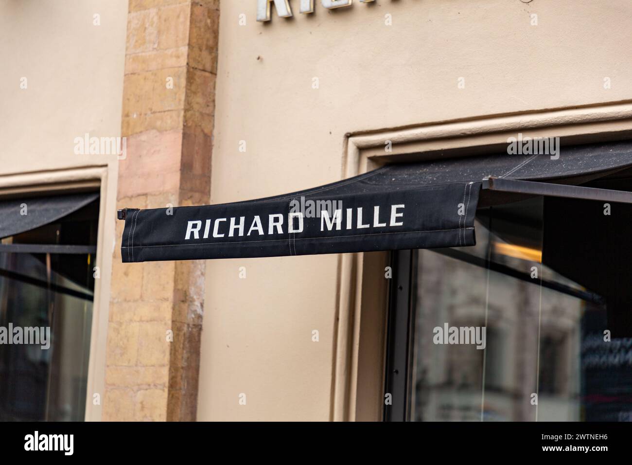 München, Deutschland - 25. Dezember 2021: Richard Mille Schild und Logo am Eingang der Luxusgeschäfte in der Maximilanstraße, Maximilianstraße in München, GE Stockfoto