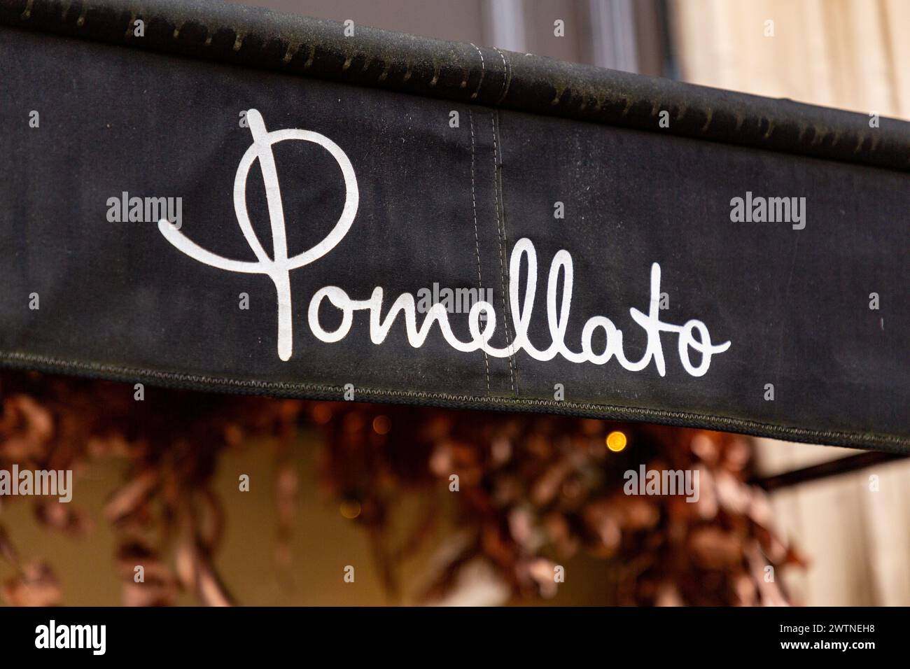 München, Deutschland - 25. Dezember 2021: Pomellato-Schild und -Logo am Eingang der Luxusgeschäfte in der Maximilanstraße, Maximilianstraße in München Stockfoto