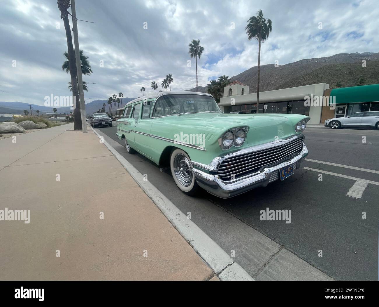 Ein klassischer Kombi parkt in Palm Springs, Kalifornien, USA Stockfoto