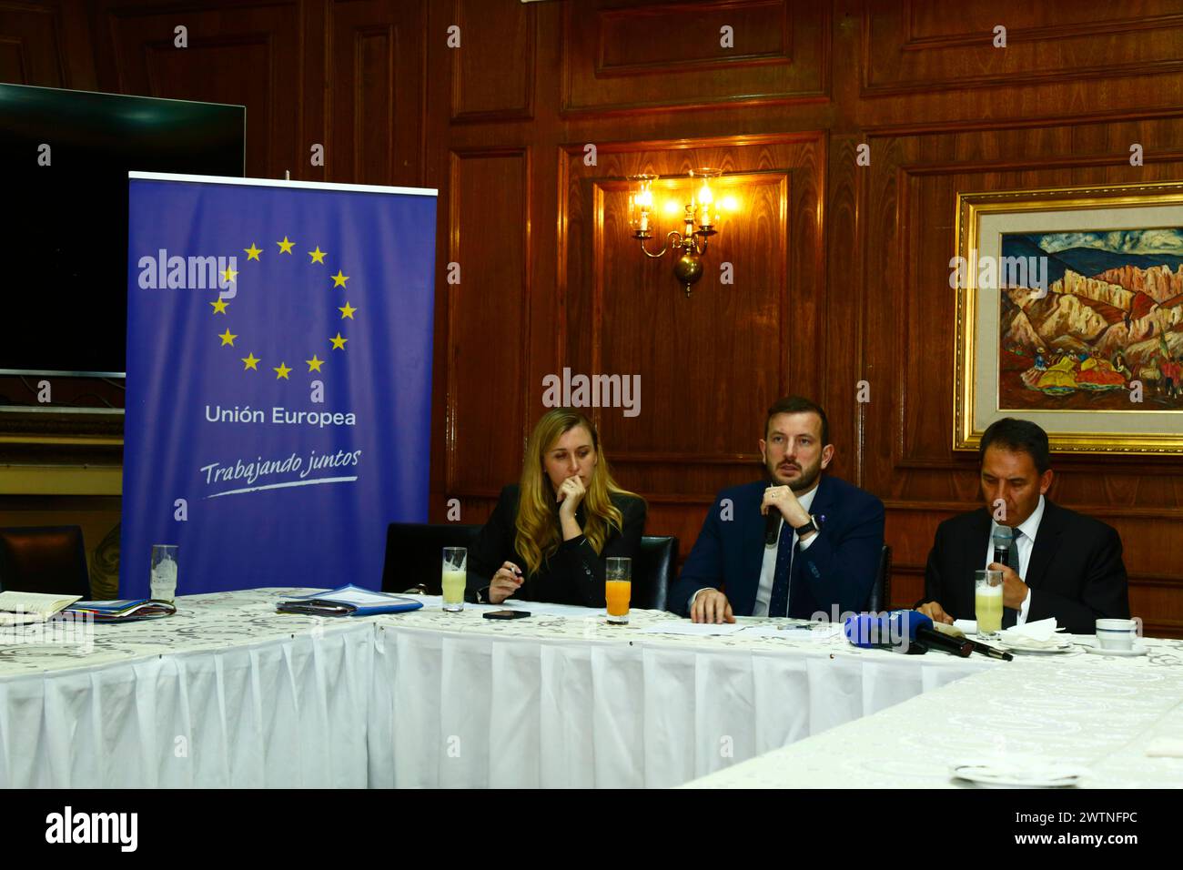 La Paz, BOLIVIEN; 18. März 2024: Der für Umwelt, Ozeane und Fischerei zuständige EU-Kommissar Virginijus SINKEVIČIUS (Zentrum) spricht auf einer Pressekonferenz. Der Kommissar besucht Bolivien, um die Anwendung der neuen Verordnung (EU) 2023/1115 über abholzfreie Erzeugnisse, die im Juni 2023 in Kraft getreten ist, zu koordinieren. Die Erzeuger und Ausführer haben bis Dezember 2024 Zeit, um die neuen Vorschriften umzusetzen, die in Bolivien insbesondere die Kaffee- und Kakaoerzeuger betreffen werden. Quelle: James Brunker/Alamy Live News Stockfoto