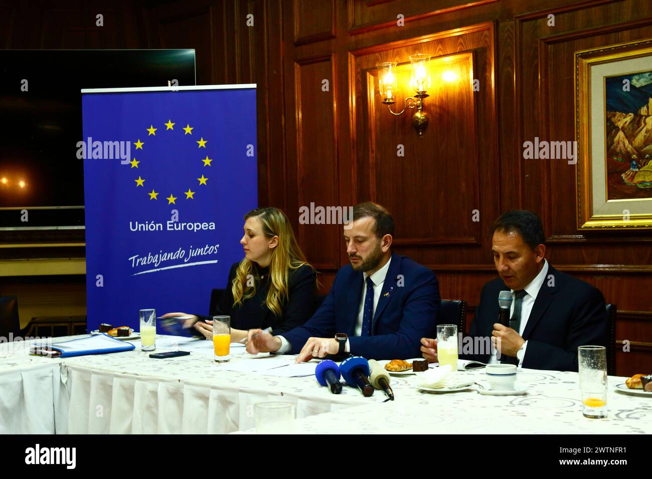 La Paz, BOLIVIEN; 18. März 2024: Der für Umwelt, Ozeane und Fischerei zuständige EU-Kommissar Virginijus SINKEVIČIUS (Zentrum) auf einer Pressekonferenz. Der Kommissar besucht Bolivien, um die Anwendung der neuen Verordnung (EU) 2023/1115 über abholzfreie Erzeugnisse, die im Juni 2023 in Kraft getreten ist, zu koordinieren. Die Erzeuger und Ausführer haben bis Dezember 2024 Zeit, um die neuen Vorschriften umzusetzen, die in Bolivien insbesondere die Kaffee- und Kakaoerzeuger betreffen werden. Quelle: James Brunker/Alamy Live News Stockfoto