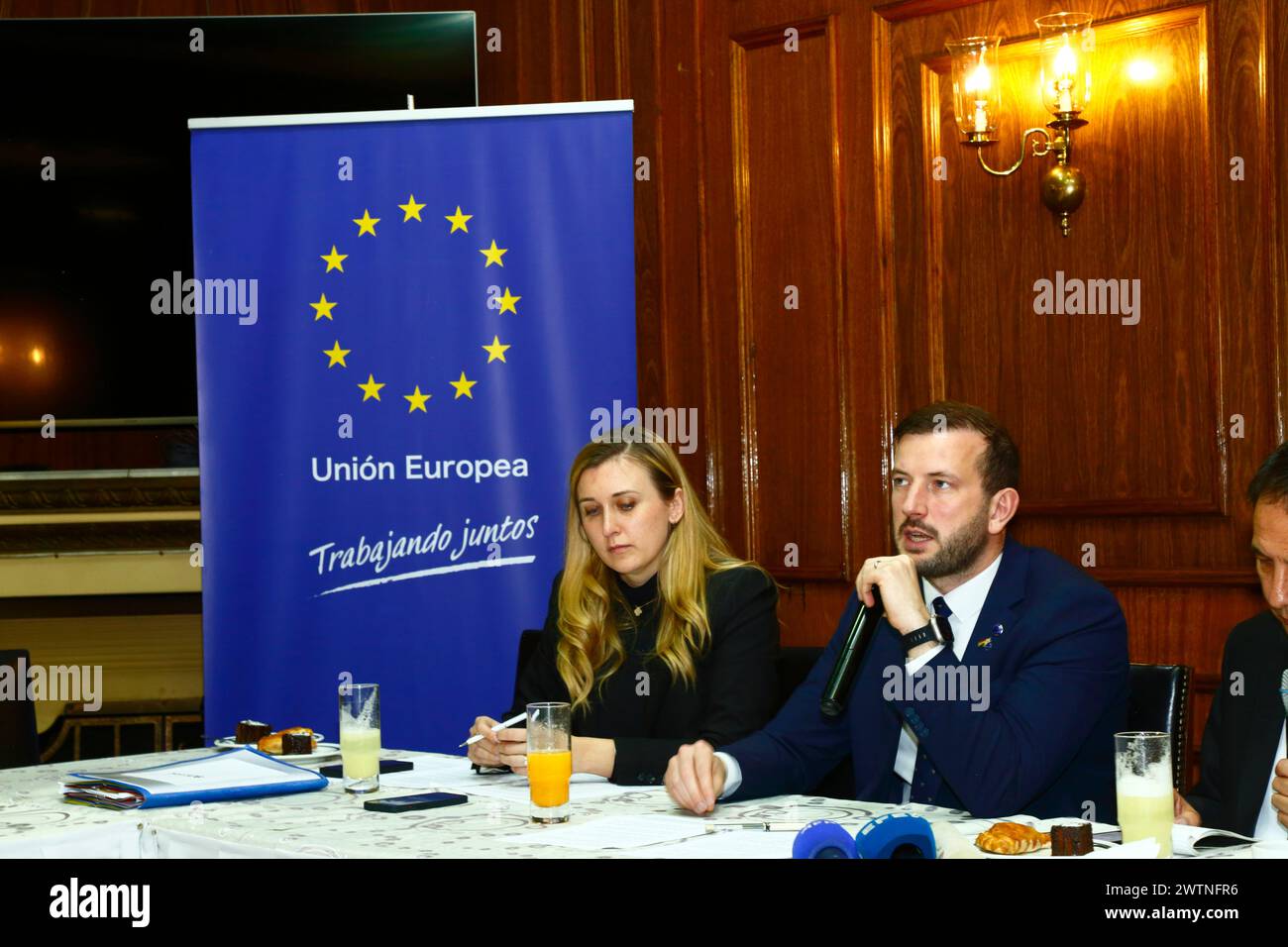 La Paz, BOLIVIEN; 18. März 2024: Der für Umwelt, Ozeane und Fischerei zuständige EU-Kommissar Virginijus SINKEVIČIUS (Zentrum) spricht auf einer Pressekonferenz. Der Kommissar besucht Bolivien, um die Anwendung der neuen Verordnung (EU) 2023/1115 über abholzfreie Erzeugnisse, die im Juni 2023 in Kraft getreten ist, zu koordinieren. Die Erzeuger und Ausführer haben bis Dezember 2024 Zeit, um die neuen Vorschriften umzusetzen, die in Bolivien insbesondere die Kaffee- und Kakaoerzeuger betreffen werden. Quelle: James Brunker/Alamy Live News Stockfoto