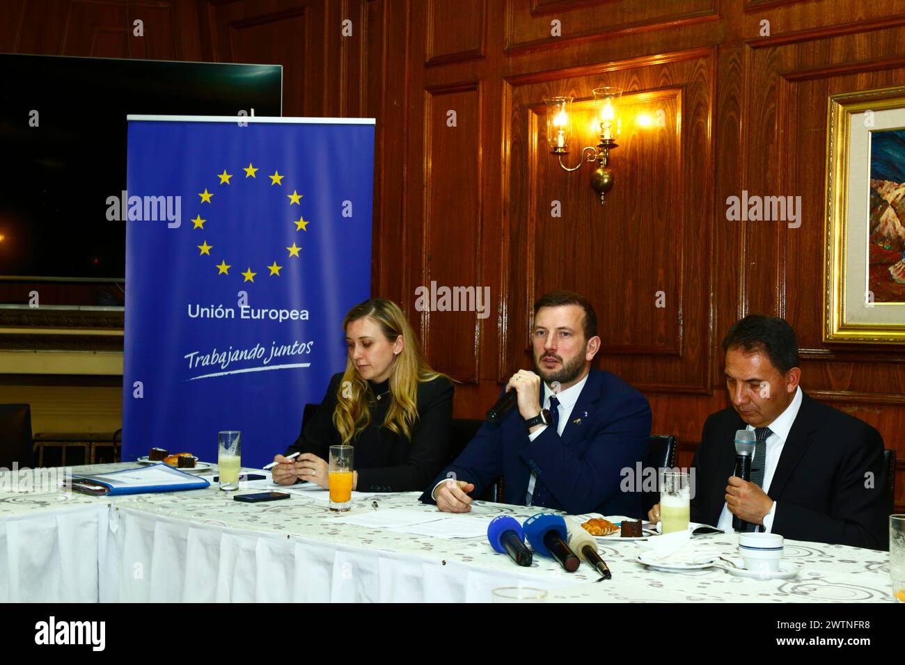 La Paz, BOLIVIEN; 18. März 2024: Der für Umwelt, Ozeane und Fischerei zuständige EU-Kommissar Virginijus SINKEVIČIUS (Zentrum) spricht auf einer Pressekonferenz. Der Kommissar besucht Bolivien, um die Anwendung der neuen Verordnung (EU) 2023/1115 über abholzfreie Erzeugnisse, die im Juni 2023 in Kraft getreten ist, zu koordinieren. Die Erzeuger und Ausführer haben bis Dezember 2024 Zeit, um die neuen Vorschriften umzusetzen, die in Bolivien insbesondere die Kaffee- und Kakaoerzeuger betreffen werden. Quelle: James Brunker/Alamy Live News Stockfoto