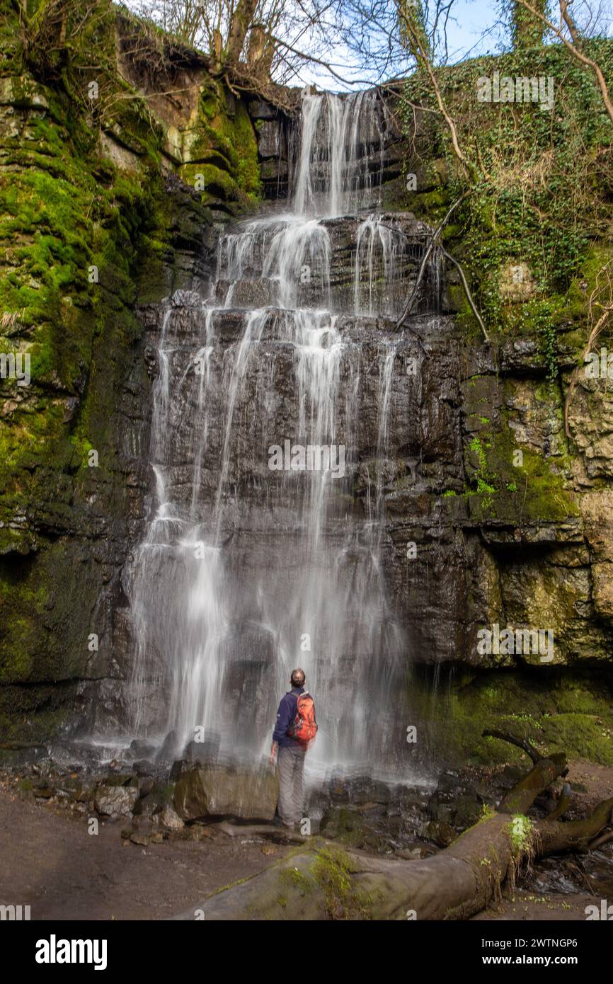 Mann Person Rucksacktouristen im English Peak District England stehend am wenig bekannten Wasserfall Swallet, zweithöchsten in Derbyshire Stockfoto