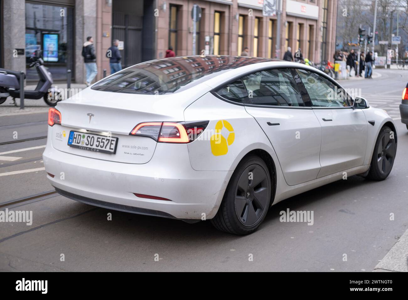 Weißes Tesla Model 3 Auto auf der Straße von Berlin, Elektrofahrzeug im städtischen Umfeld, nachhaltiger Transport, neueste Technologien im Automobilbereich Stockfoto