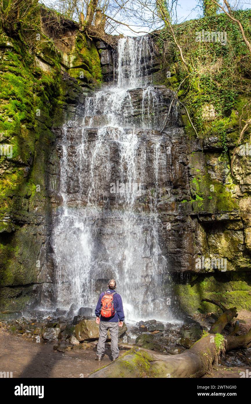 Mann Person Rucksacktouristen im English Peak District England stehend am wenig bekannten Wasserfall Swallet, zweithöchsten in Derbyshire Stockfoto