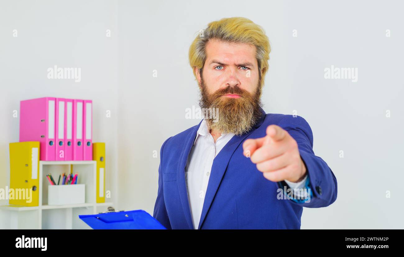 Seriöser HR Manager im Büro zeigt mit dem Finger auf die Kamera. Wählen eines Kandidaten für die Position oder die offene Stelle. Ein Beschäftigungsangebot machen. Einstellung Stockfoto